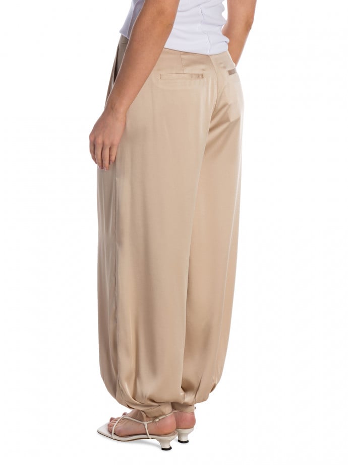 NEO NOIR BYXA FAYLA DRAPY SATIN BALOON DARK SAND