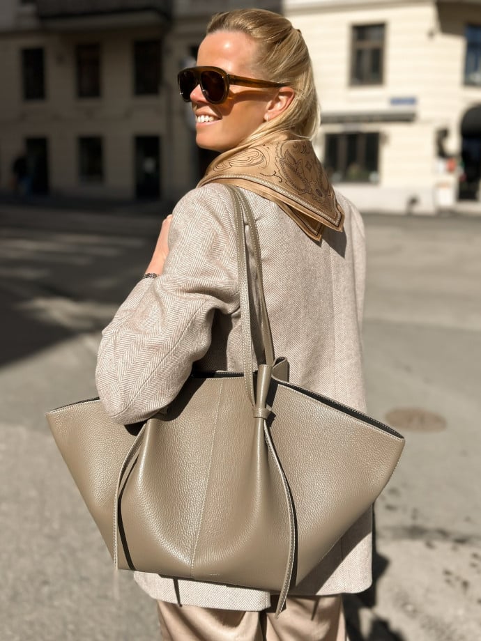 YUZEFI VÄSKA LARGE MOCHI PEBBLE GRAIN TAUPE