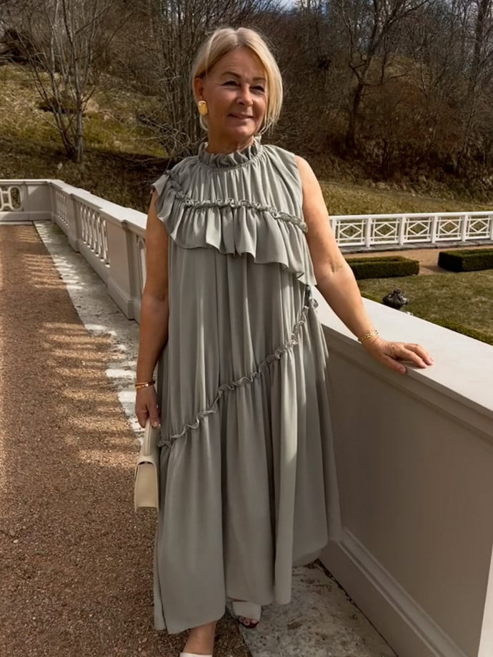 KLÄNNING ROMANTIC RUFFLE SLEEVELESS TILLEUIL