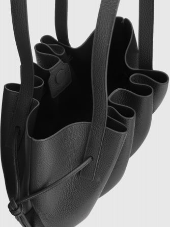 YUZEFI VÄSKA SCALLOP SHOULDER PEBBLE BLACK