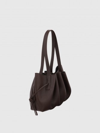 YUZEFI VÄSKA SCALLOP SHOULDER PEBBLE ESPRESSO