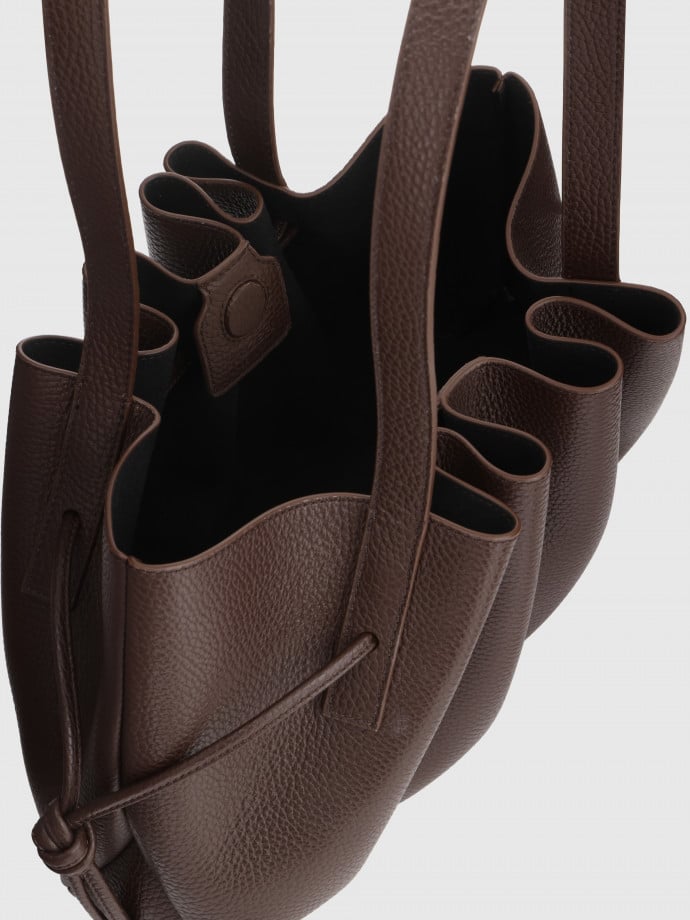 YUZEFI VÄSKA SCALLOP SHOULDER PEBBLE ESPRESSO