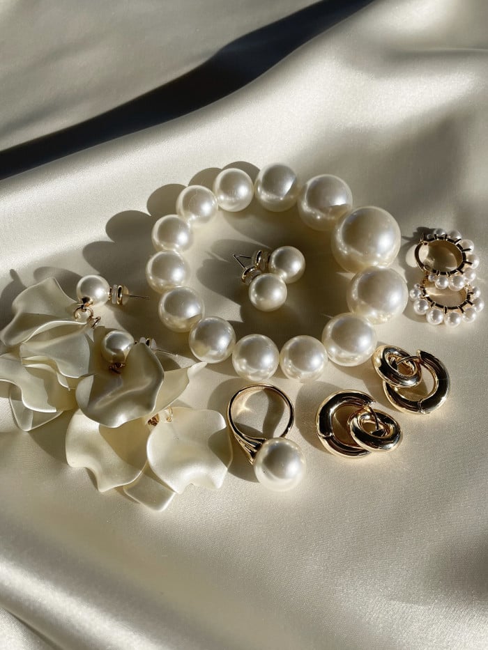 BOW19 ÖRHÄNGEN BEAD PEARL STUDS